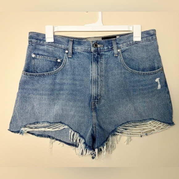 Levi’s Silver Tab Light Wash High Rise Mom Shorts - Picture 1 of 5